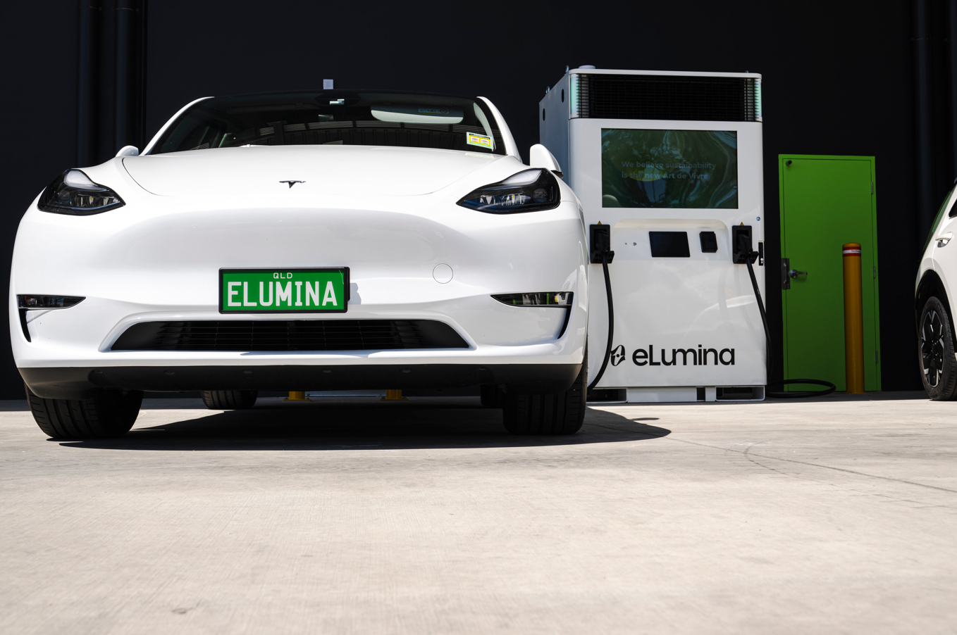 eLumina-19 (1) - Tesla with elumina plate eLumina-19 (1) - Tesla with elumina plate